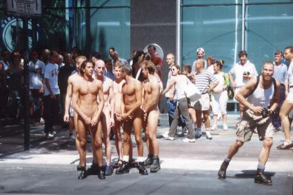 Datei:6 Nude Guys.jpg