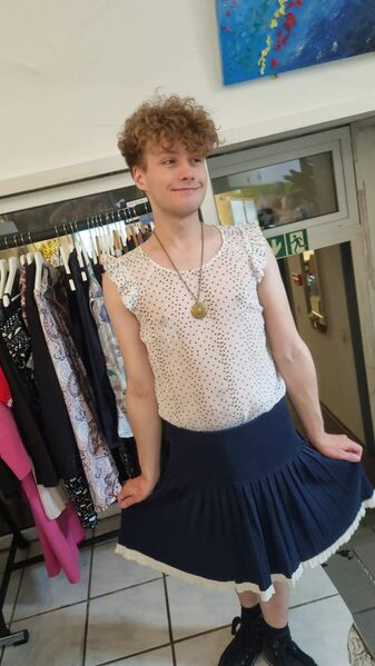 Datei:Vivi und ihr Kleidchenmoment.jpg